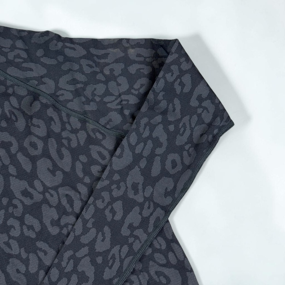 Sweaty Betty High Neck Leopard Jacquard Base Layer Black SB8640A Medium NWT - Picture 4 of 6
